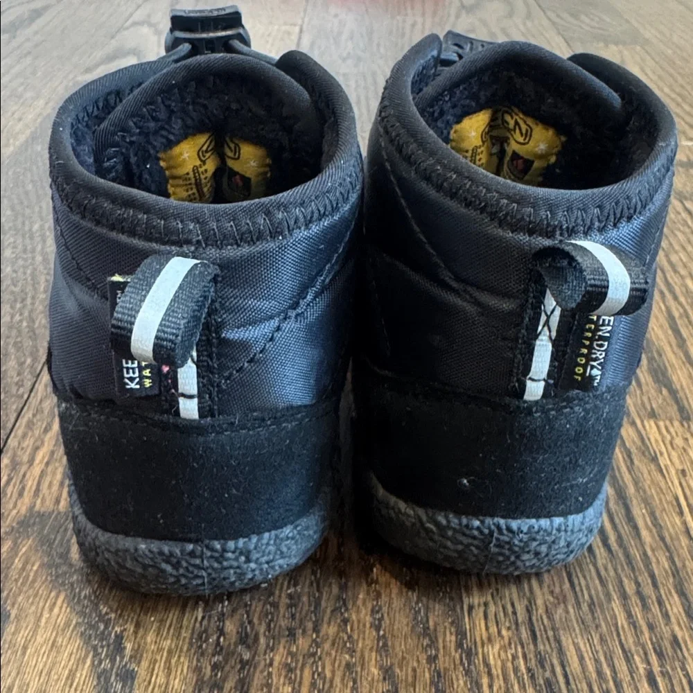 Keen Howser II Waterproof Chukka boot shoe boys size 8 cold gear